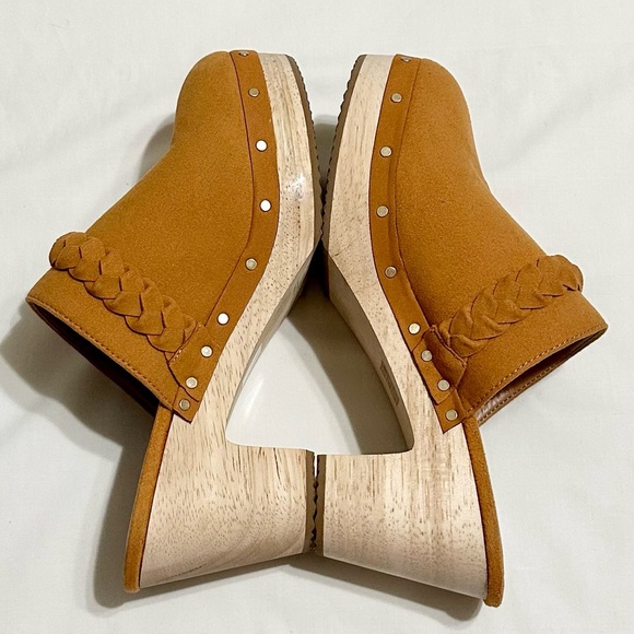 J. Crew Women’s Sueded Vegan Leather Clogs, Camel Tan with Gold Studs - 7 - Picture 7 of 16